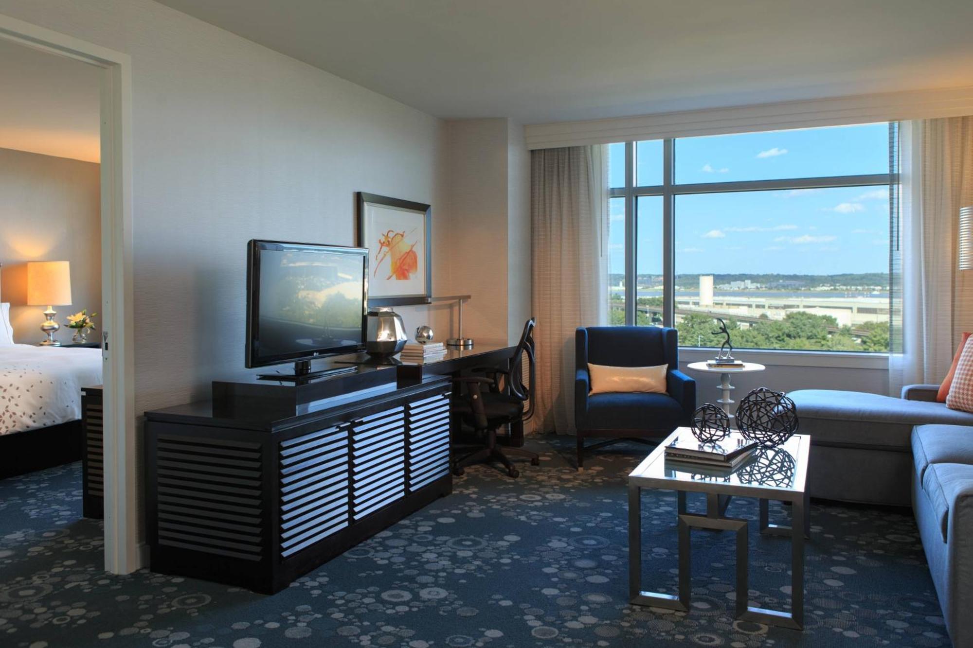 Hotel Renaissance Capital View 4*