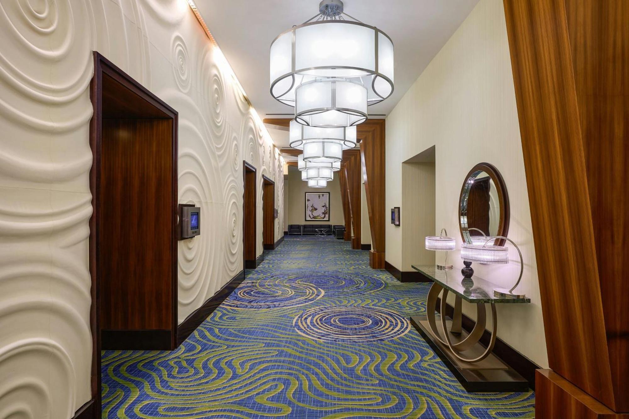 Hotel Renaissance Capital View 4*
