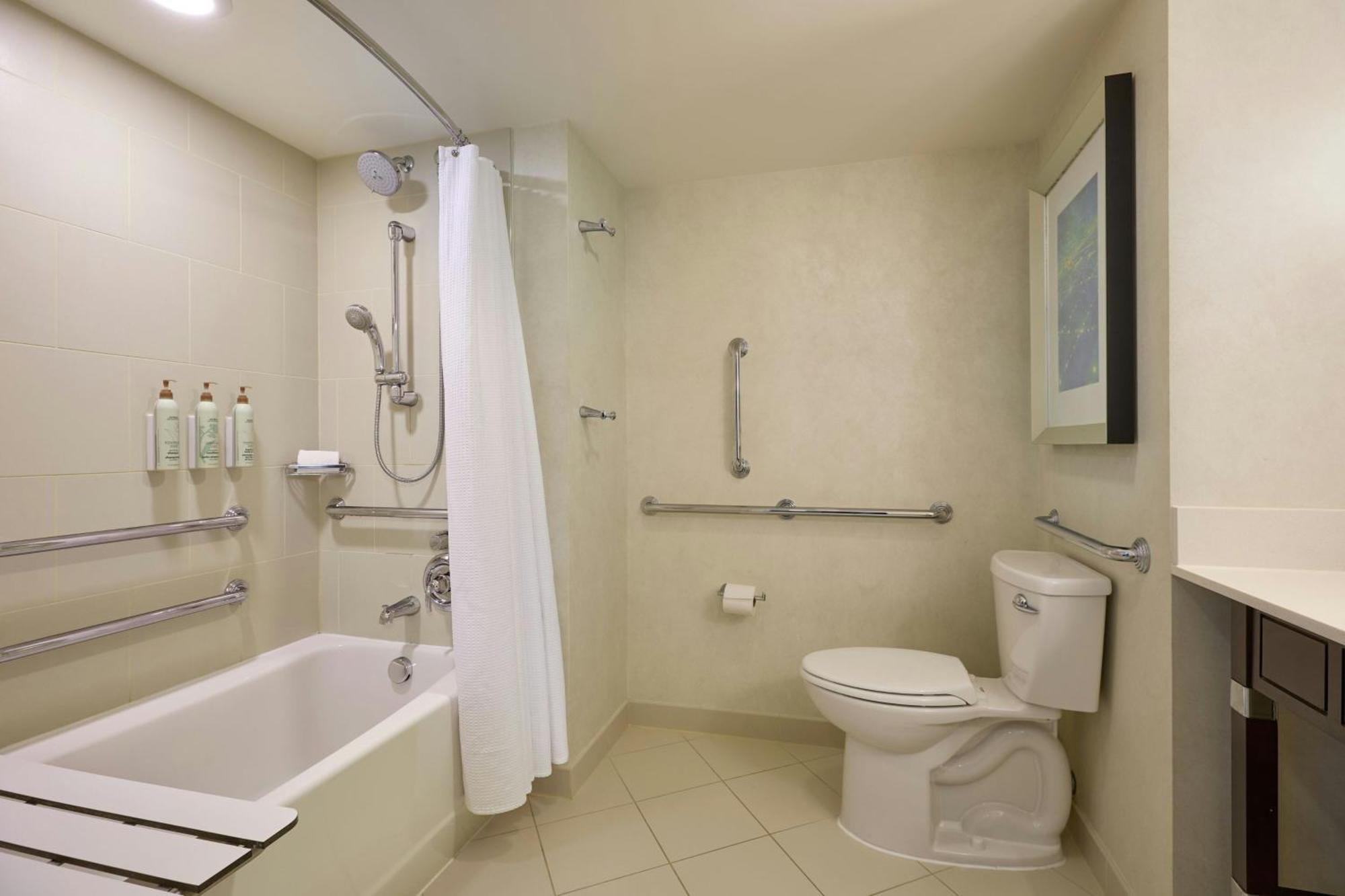 Hotel Renaissance Capital View 4*
